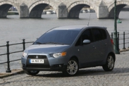 Mitsubishi Colt разбросало по сайтам