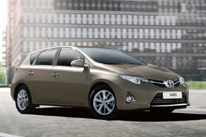 Названы рублевые цены на новый хэтчбек Toyota Auris 