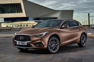 Интерьер хэтчбека Infiniti Q30