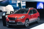 Peugeot 2008 с уникальным цветом кузова на автосалоне в Москве