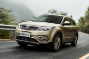 Названы комплектации кроссовера Geely Atlas