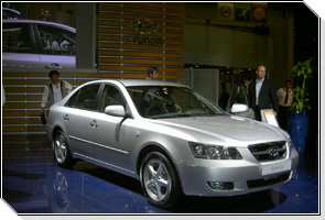 Hyundai представила пятое поколение модели Sonata на автосалоне в Париже 2004.