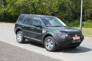 Обновленный Land Rover Freelander не смог ускользнуть от камер папарацци