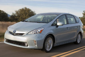 Toyota начала продажи минивэна Prius