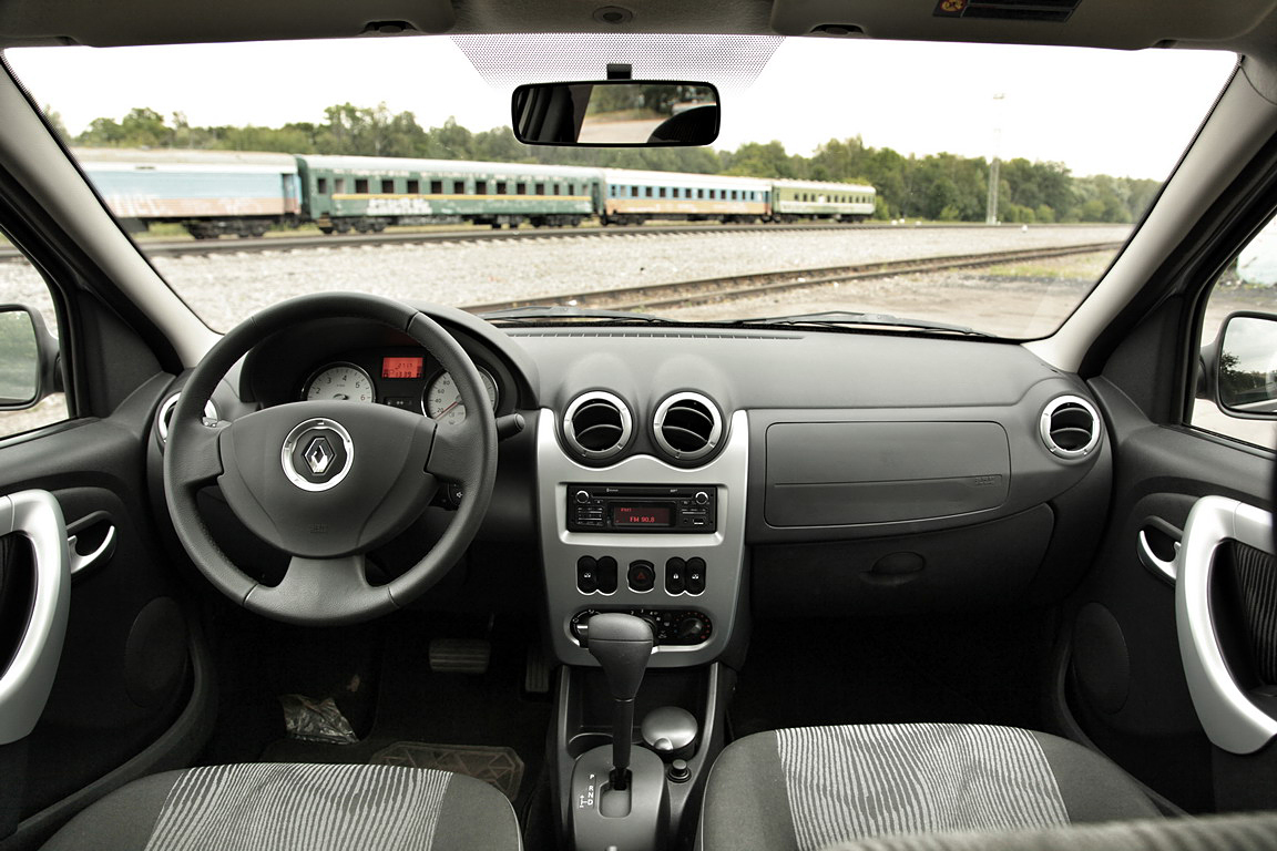 Renault Logan: дружба на автомате