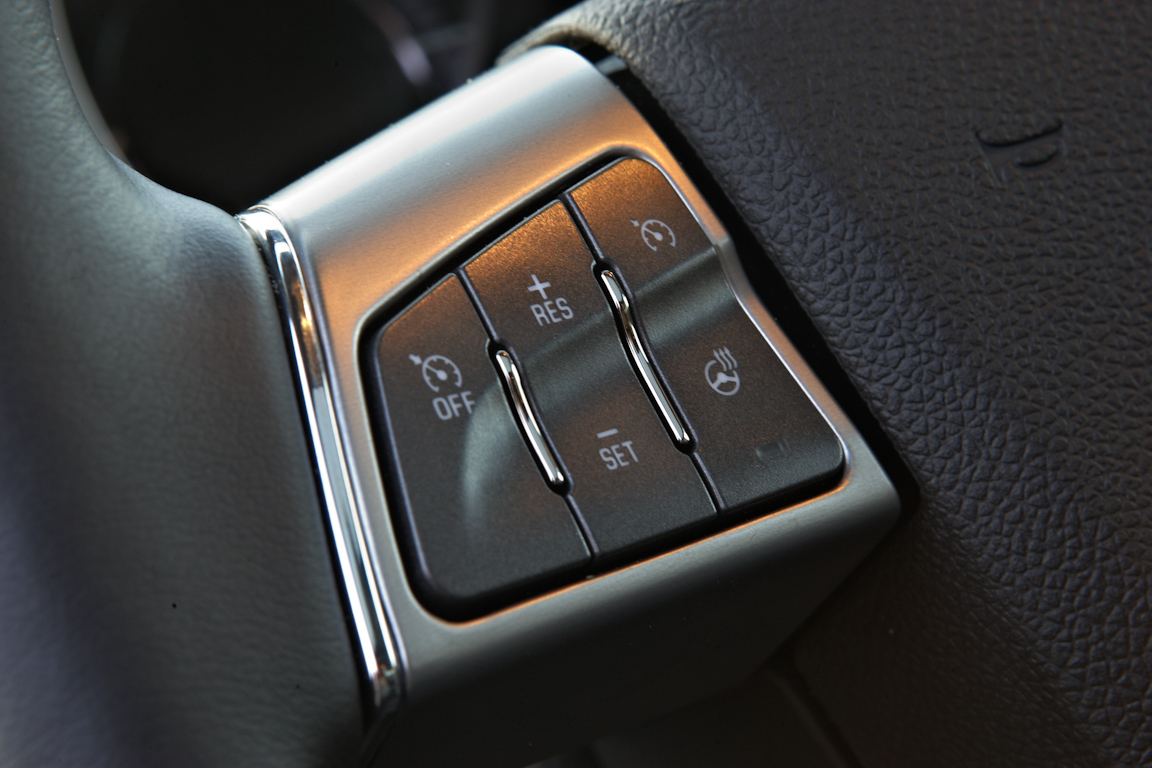 Cadillac SRX 2012: Найди десять отличий