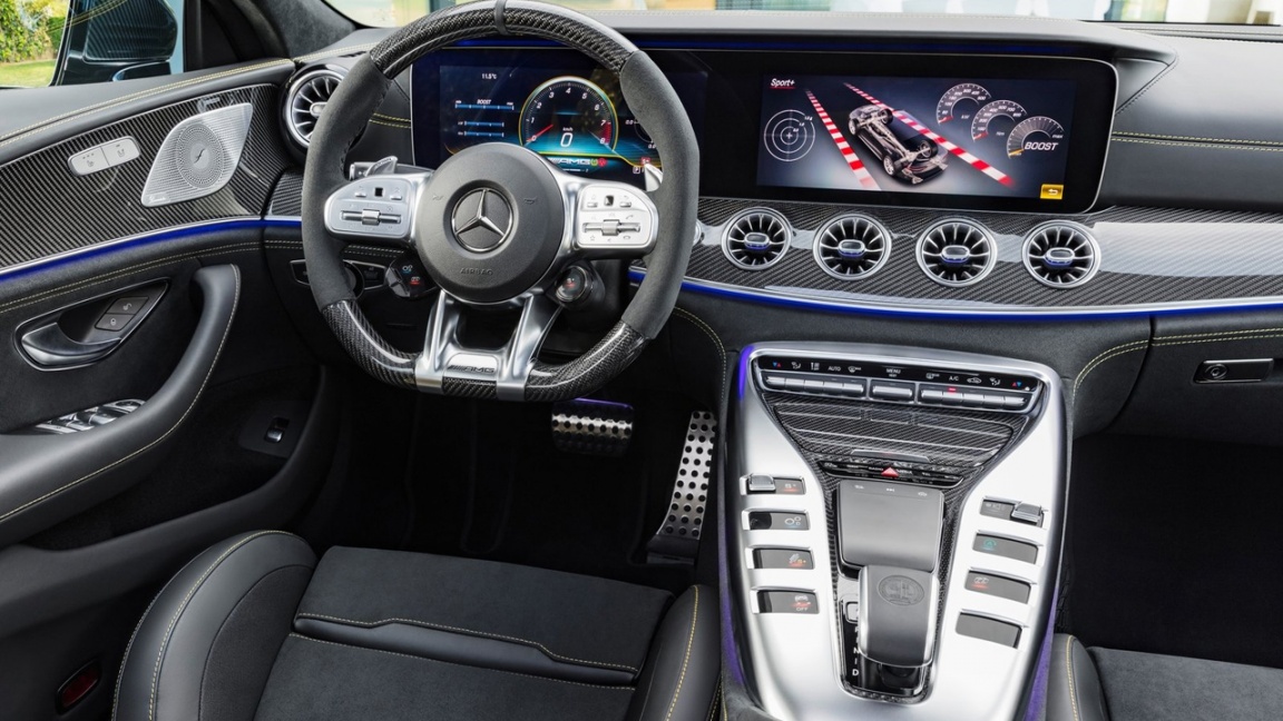 Компания Mercedes-Benz представила пятидверный лифтбек AMG GT.